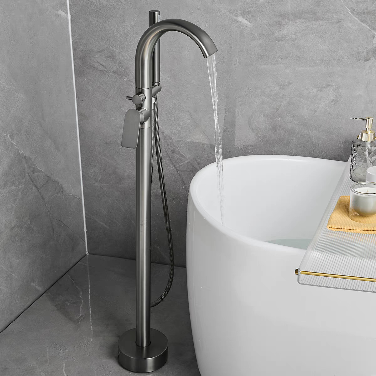 Freestanding Bathtub Filler Faucet Floor - بندقية معدنية ساخنة باردة قائما بذاته