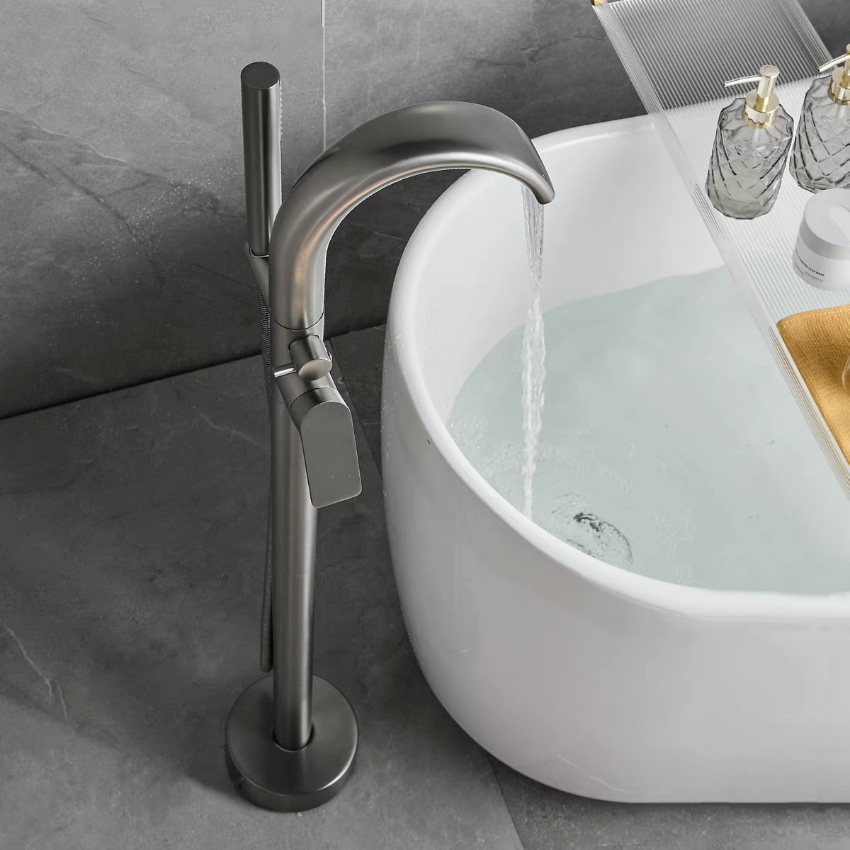 بندقية معدنية ساخنة باردة قائم - مراجعة Freestanding Bathtub Filler Faucet Floor وسعره